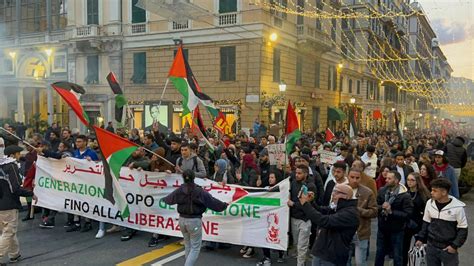 La Manifestazione di Karachi: Un grido contro l'oppressione e un canto per la speranza